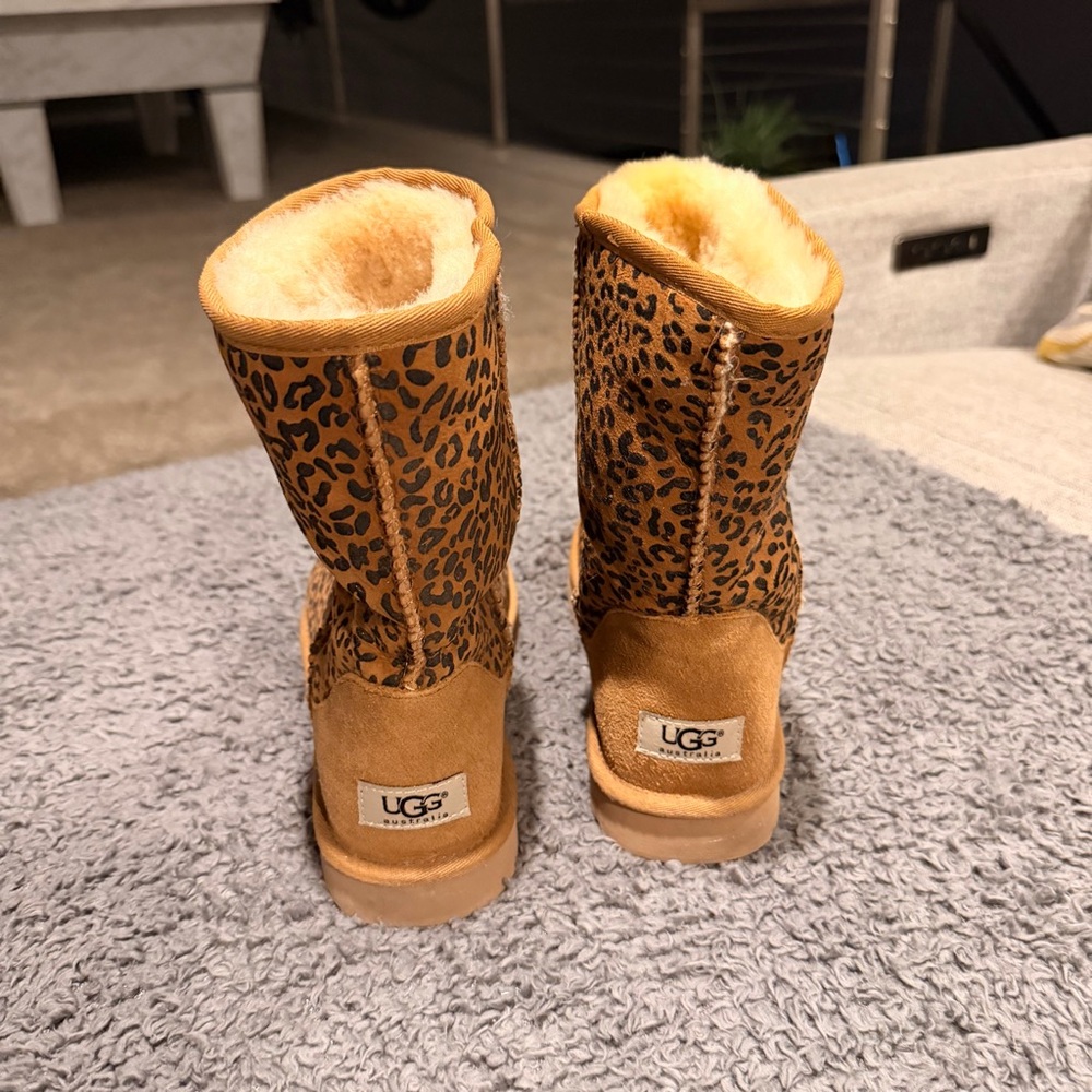 UGG Y2K Style Brown Leopard Print Boots with Faux Fur - Picture 4 of 8